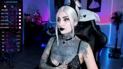 Snapshot of rachelqueen_ chatting on 11.04.25 Miko Pleasee help me get 100 likes online show from 11.04.25