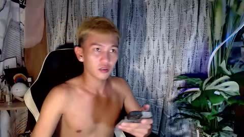 Snapshot of ralfhuge24 chatting on 10.27.25 ralfhuge24 online show from 10.27.25