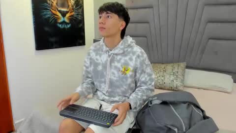 Snapshot of raphael_nyon chatting on 02.25.26 Raphael Nyon online show from 02.25.26