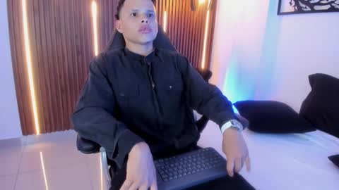 Snapshot of raphael_thomas chatting on 10.29.25 raphael_thomas online show from 10.29.25