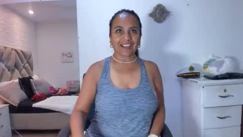 Raquel Moore  online show from 12.04.25