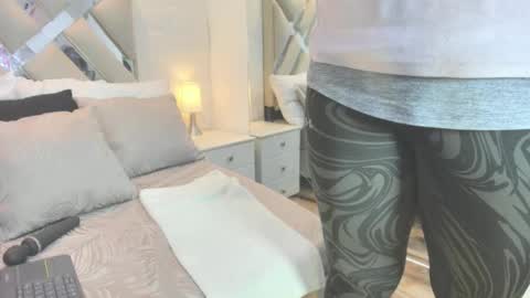 Raquel Moore  online show from 02.04.26