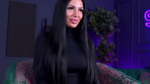 Raquelle online show from 12.10.24