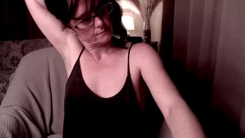 Snapshot of raven_feathers chatting on 03.11.25 Roxanneredlight59 online show from 03.11.25