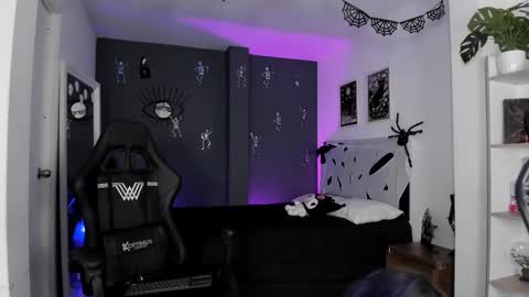 Snapshot of ravenwitch_ chatting on 11.18.25 Raven Witch online show from 11.18.25