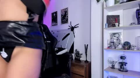 Snapshot of ravenwitch_ chatting on 11.28.25 Raven Witch online show from 11.28.25