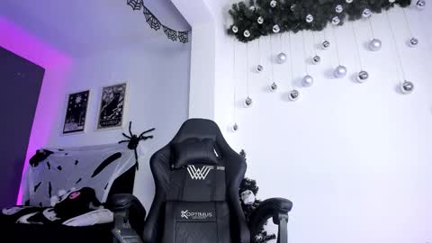 Snapshot of ravenwitch_ chatting on 12.04.25 Raven Witch online show from 12.04.25