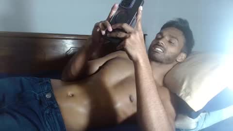 Snapshot of rayannzz chatting on 10.18.25 eyan online show from 10.18.25