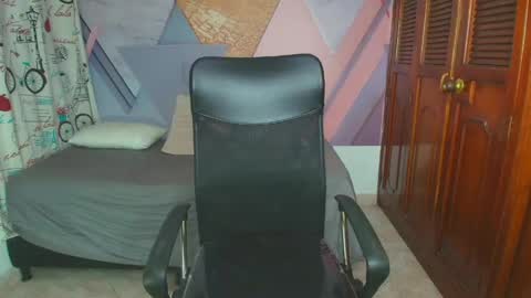 Snapshot of raylin_escobar chatting on 05.16.26 raylin_escobar online show from 05.16.26