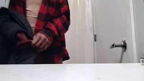 Snapshot of realdrewreynolds chatting on 01.01.25 tranzGODess online show from 01.01.25