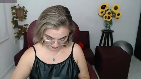 Snapshot of rebeca_milf chatting on 05.01.26 REBECA online show from 05.01.26