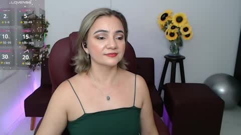 Snapshot of rebeca_milf chatting on 05.11.26 REBECA online show from 05.11.26