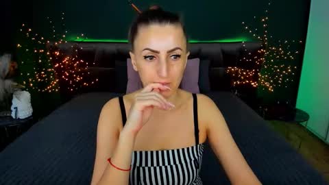 Snapshot of rebecca_diamonds chatting on 12.01.25 rebecca_diamonds online show from 12.01.25