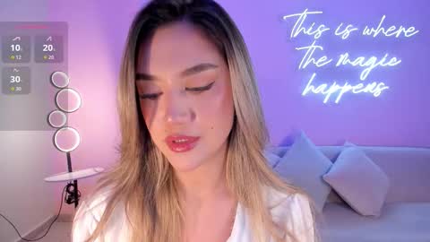 Snapshot of rebeccahudson_ chatting on 10.29.25 Rebe online show from 10.29.25