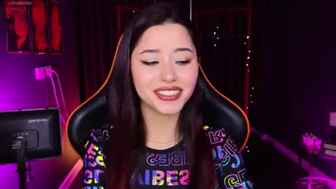 Snapshot of redmidnight_ chatting on 11.25.25 Kiara online show from 11.25.25