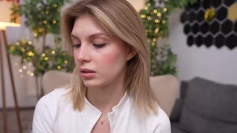 Snapshot of refined_style chatting on 02.22.25 JessyinCherri yang online show from 02.22.25