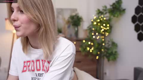 Snapshot of refined_style chatting on 03.09.25 JessyinCherri yang online show from 03.09.25