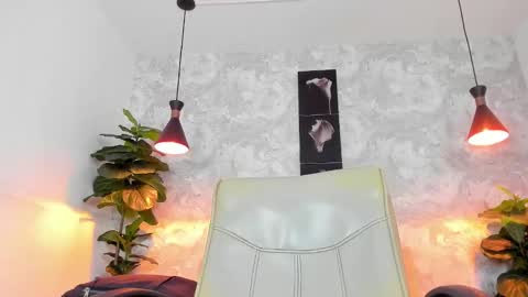 Snapshot of regan_pearson chatting on 12.16.25 Regan online show from 12.16.25