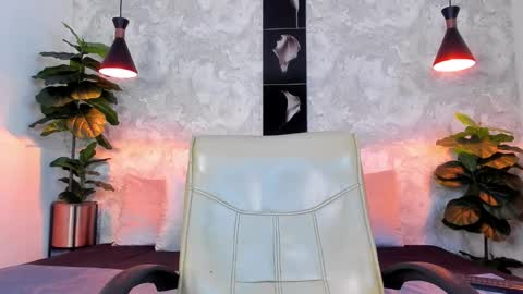 Snapshot of regan_pearson chatting on 12.18.25 Regan online show from 12.18.25