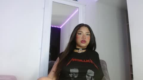 Snapshot of reina_reina chatting on 09.14.25 reina_reina online show from 09.14.25