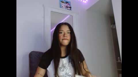 Snapshot of reina_reina chatting on 09.30.25 reina_reina online show from 09.30.25