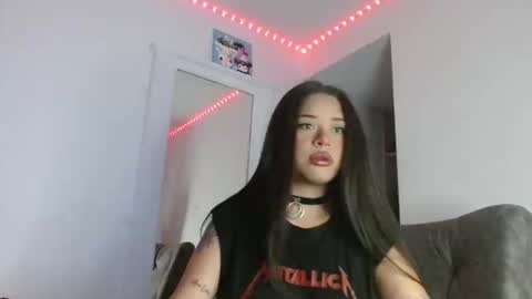 Snapshot of reina_reina chatting on 10.17.25 reina_reina online show from 10.17.25