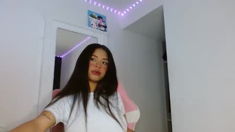 Snapshot of reina_reina chatting on 11.30.25 reina_reina online show from 11.30.25