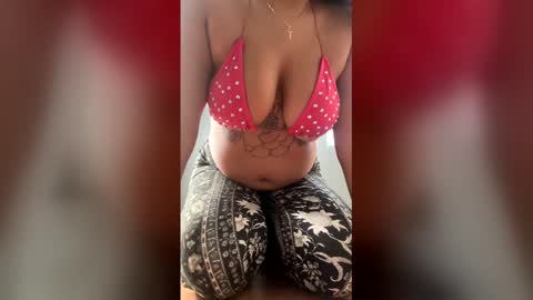 Snapshot of reinaassss chatting on 12.22.25 reinaassss online show from 12.22.25