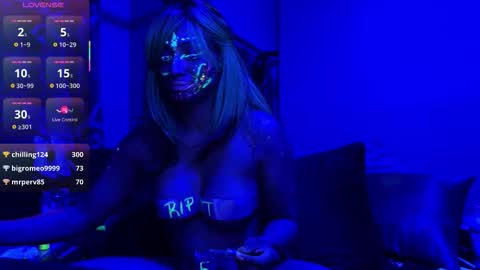 Snapshot of remyxavier chatting on 11.17.25 remyxavier online show from 11.17.25