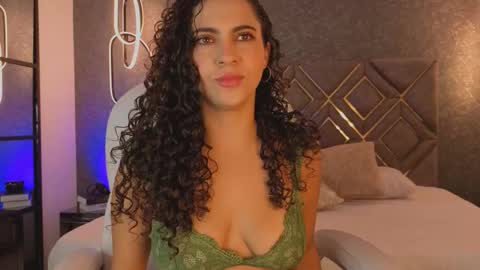 Snapshot of renata_cruz_ chatting on 12.01.25 Renata 3 online show from 12.01.25