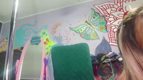 Snapshot of rene_heartz99 chatting on 10.19.25 Naughty closet slut here to suck all your friends off online show from 10.19.25