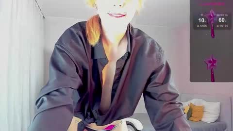 Snapshot of rene_yolker chatting on 11.19.25 Rene online show from 11.19.25