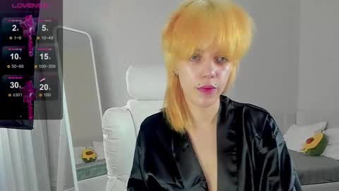 Snapshot of rene_yolker chatting on 11.22.25 Rene online show from 11.22.25