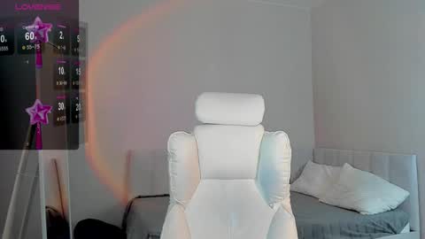 Snapshot of rene_yolker chatting on 12.03.25 Rene online show from 12.03.25