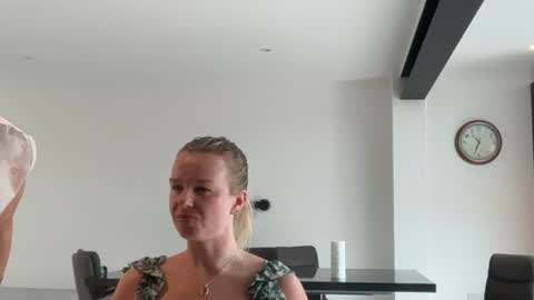 riana894237 online show from 06.18.26