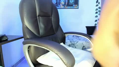 Snapshot of riancum chatting on 02.19.25 juan online show from 02.19.25