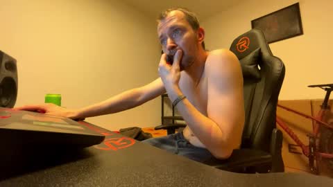 Snapshot of ricciardio chatting on 10.12.25 ricciardio online show from 10.12.25