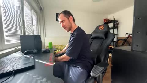 Snapshot of ricciardio chatting on 10.16.25 ricciardio online show from 10.16.25