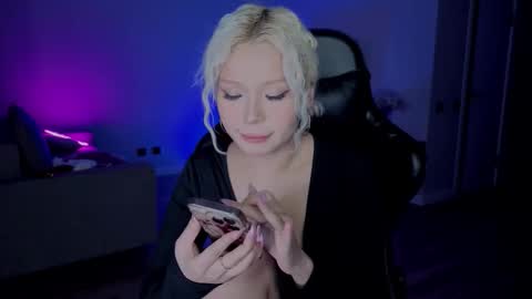 Snapshot of rileymee chatting on 12.03.25 rileymee online show from 12.03.25