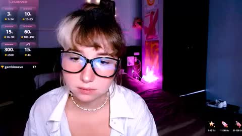 Snapshot of riri_rich chatting on 09.13.25 Rita online show from 09.13.25