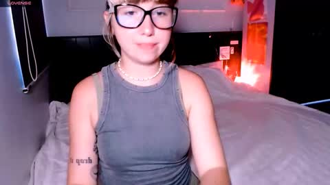 Snapshot of riri_rich chatting on 09.29.25 Rita online show from 09.29.25