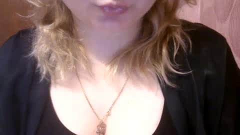 Snapshot of riveramaureen chatting on 01.04.25 RiveraMaureen online show from 01.04.25