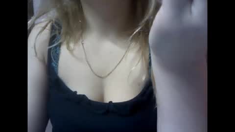 Snapshot of riveramaureen chatting on 11.25.25 RiveraMaureen online show from 11.25.25