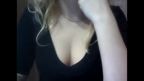 Snapshot of riveramaureen chatting on 11.25.25 RiveraMaureen online show from 11.25.25