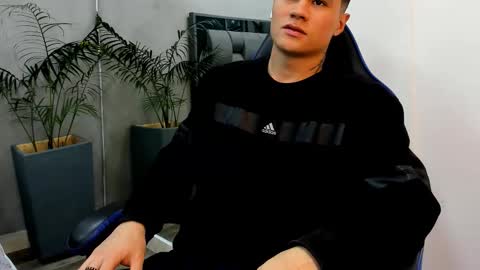 Snapshot of roan_birkin chatting on 12.02.25 Roan Birkin online show from 12.02.25