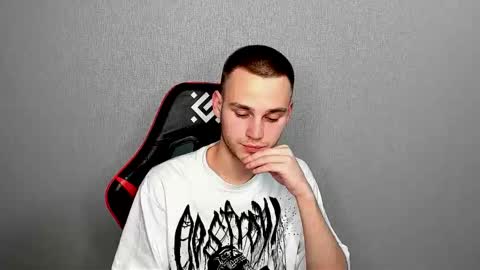 Snapshot of robert10211 chatting on 12.03.25 robert10211 online show from 12.03.25