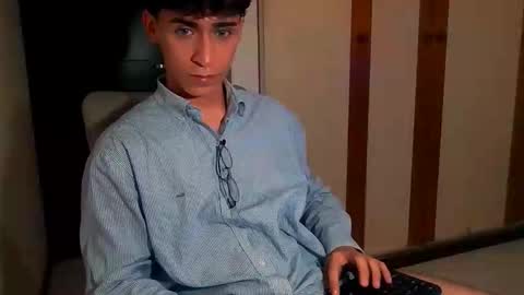 Snapshot of roberthalv chatting on 10.11.25 ROBERTH online show from 10.11.25