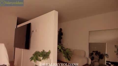 Snapshot of roldansvalery chatting on 11.11.25 Valery Roldans online show from 11.11.25