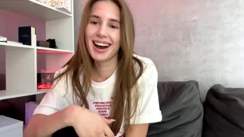 Snapshot of ronaldleidholt chatting on 03.31.26 Ketlyn is here now help me get 50 thumbs up pls online show from 03.31.26