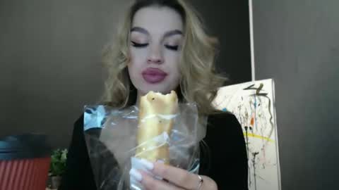 Snapshot of rosaline_ly chatting on 10.31.25 Rosalina online show from 10.31.25